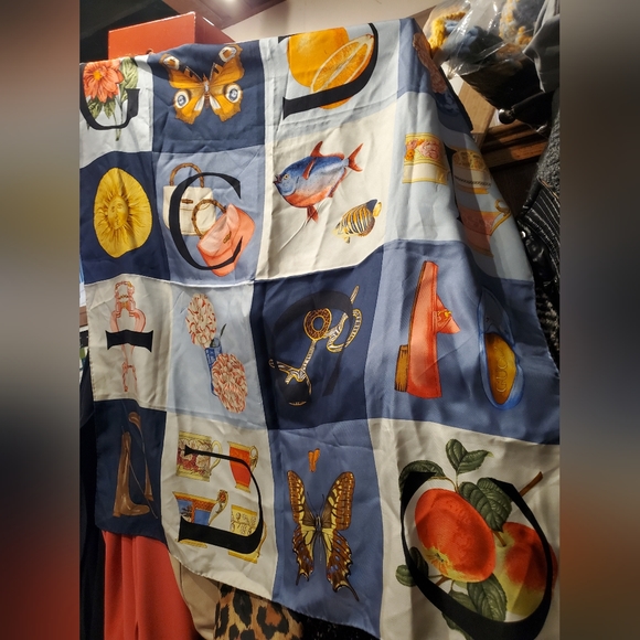 Oversized Gucci Everything silk scarf - Picture 1 of 4